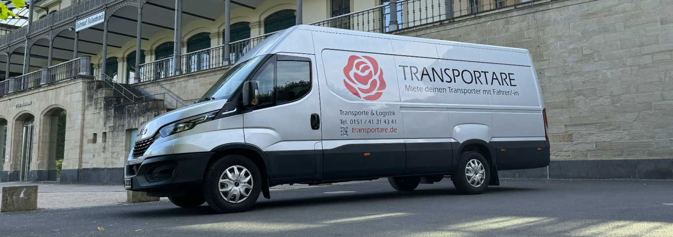 Transporter bereit zum Beladen Ein Transporter steht am Straßenrand mit geöffneter Hintertür und ist bereit zum Beladen.